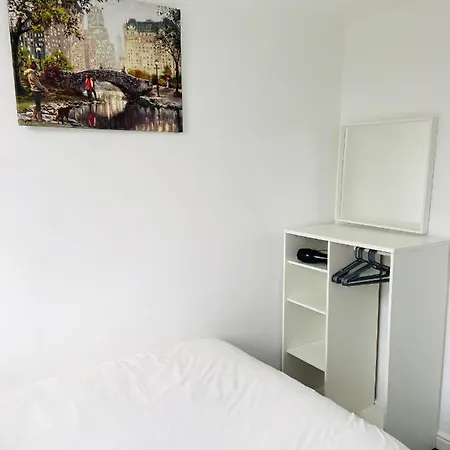 Hébergement de vacances Beautiful 4 Bedroom 2 Bathroom House Close To Centre *