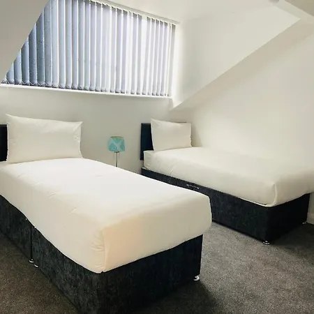 Beautiful 4 Bedroom 2 Bathroom House Close To Centre Holiday home *