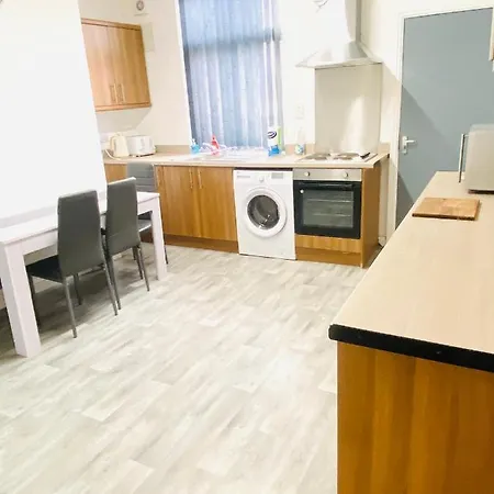 Holiday home Beautiful 4 Bedroom 2 Bathroom House Close To Centre *