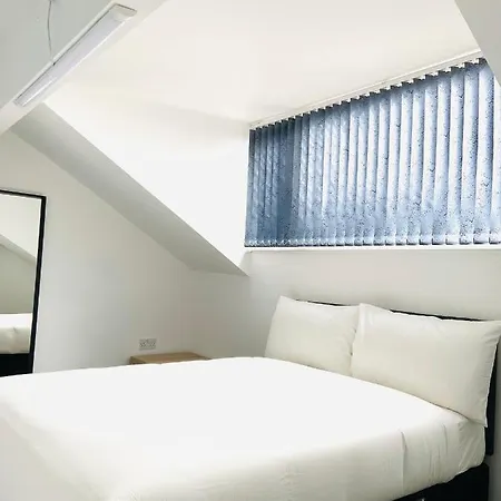 Beautiful 4 Bedroom 2 Bathroom House Close To Centre