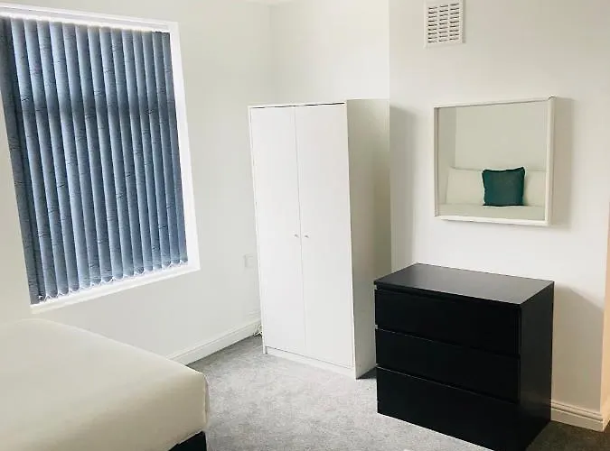 Beautiful 4 Bedroom 2 Bathroom House Close To Centre *