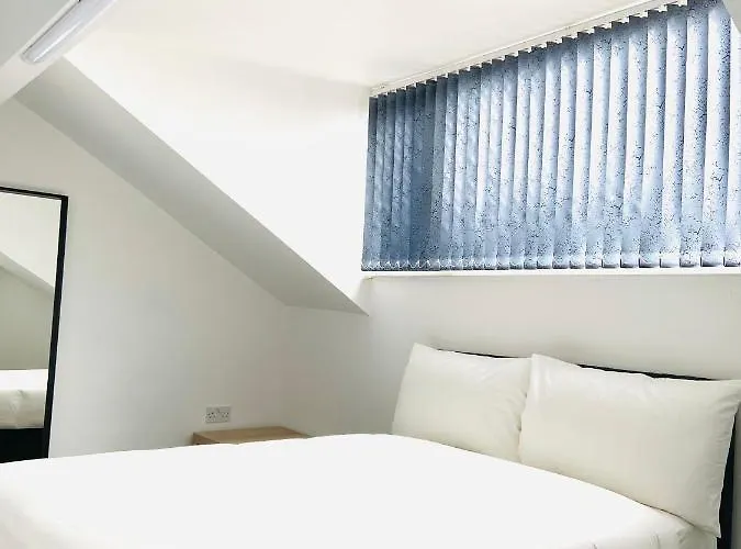 Beautiful 4 Bedroom 2 Bathroom House Close To Centre