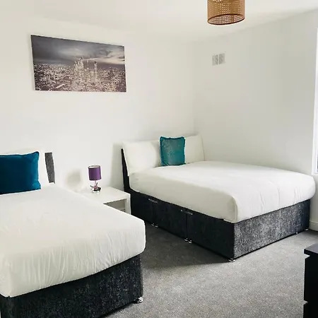 Beautiful 4 Bedroom 2 Bathroom House Close To Centre Casa vacanze *