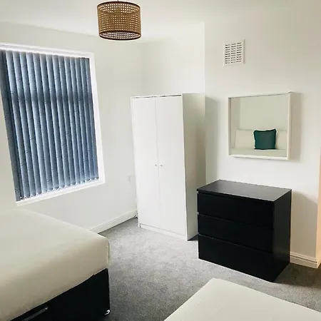 Beautiful 4 Bedroom 2 Bathroom House Close To Centre *