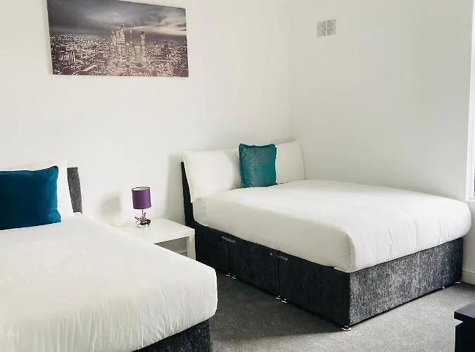 Beautiful 4 Bedroom 2 Bathroom House Close To Centre 度假居 *