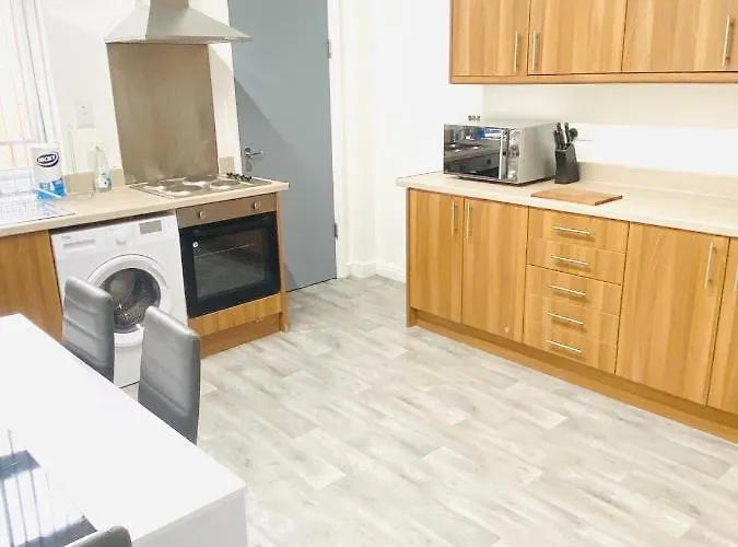 Beautiful 4 Bedroom 2 Bathroom House Close To Centre 度假居 利兹