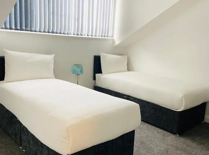 Beautiful 4 Bedroom 2 Bathroom House Close To Centre 度假居 *