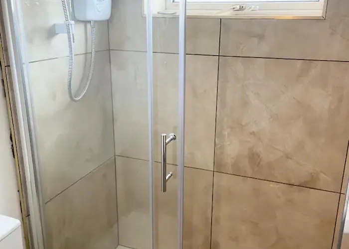 Beautiful 4 Bedroom 2 Bathroom House Close To Centre 利兹